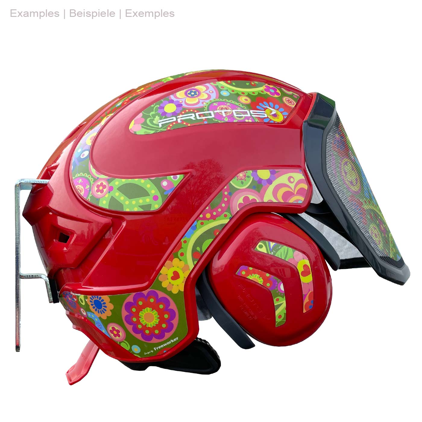 Casque PROTOS® rouge avec motif floral coloré et support mural PROTOS® argenté monté, vue latérale