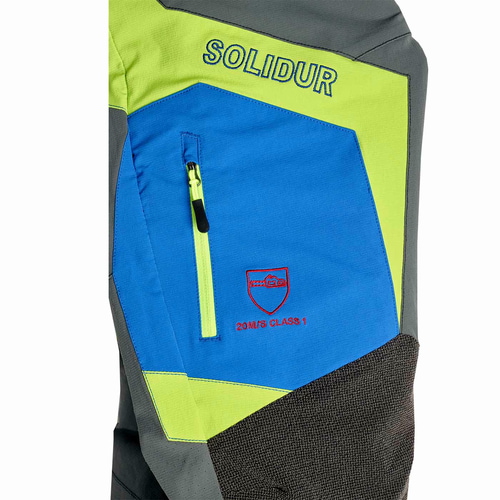 Gros plan du sac zippé bleu avec l’inscription « SOLIDUR » et un symbole rouge avec « 20 M/S CLASSE 1 » sur le pantalon de protection contre les coupures Climb