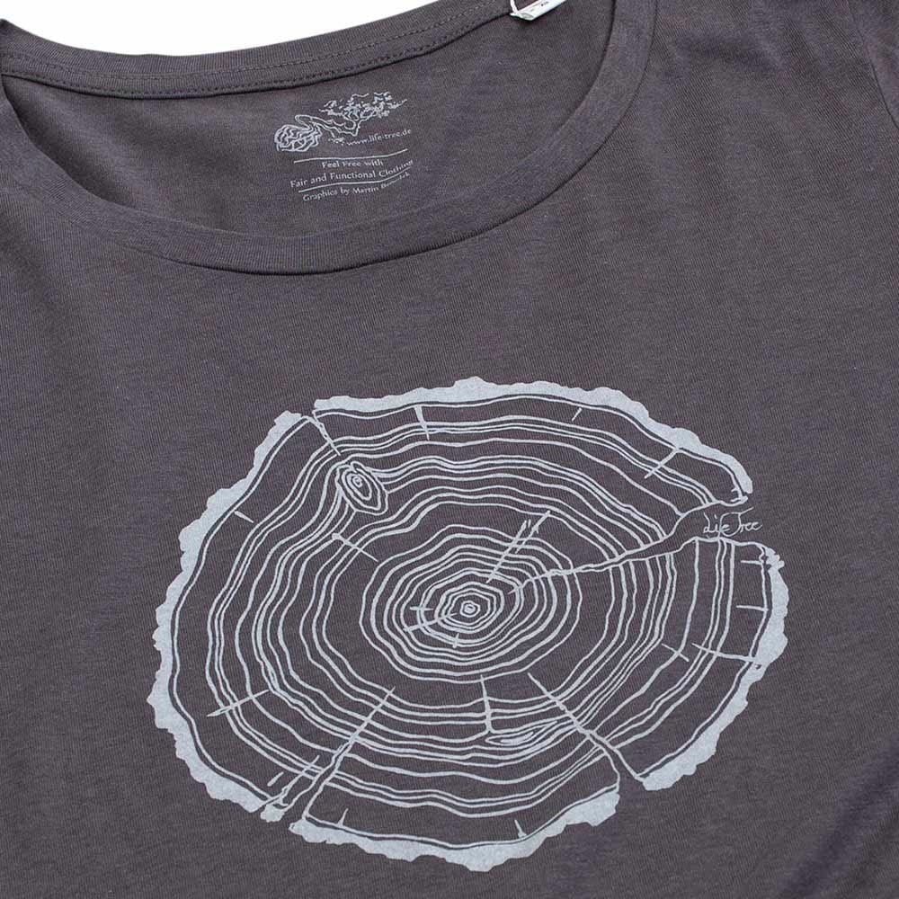 Gros plan d’un T-shirt gris Treeslice Women avec un motif de tronc d’arbre blanc sur le devant et un col ras du cou visible