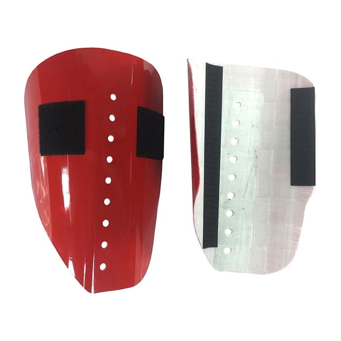 Bols en chardon rouges, deux bols en plastique rouge avec fermetures velcro noires et plusieurs trous, à l’avant et à l’arrière visibles