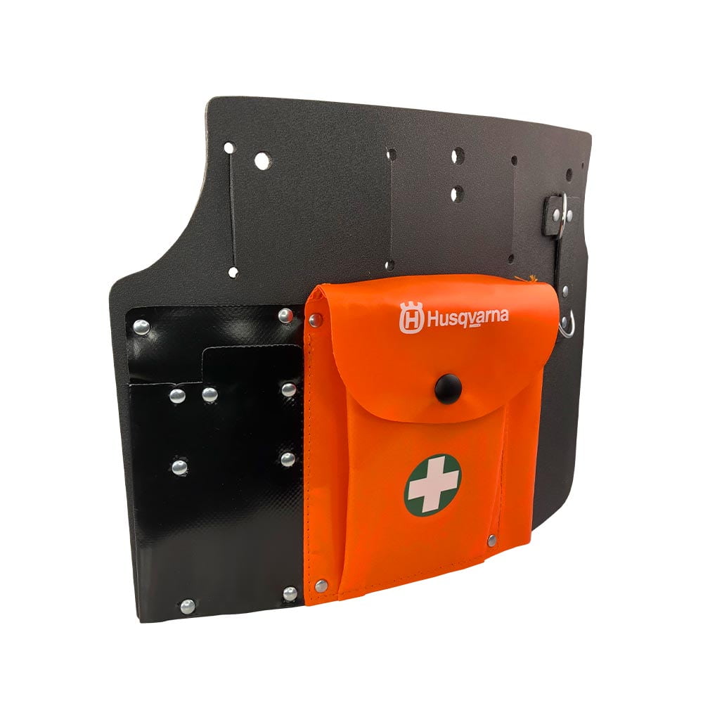 Sac à outils avec compartiment noir et orange, compartiment orange avec logo Husqvarna et croix blanche, panneau arrière noir avec trous et anneaux métalliques, vue latérale