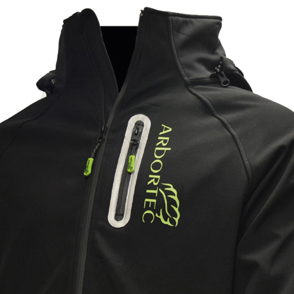 Gros plan de la veste Caïman noire d’Arbortec avec logo vert et fermetures éclair sur la poitrine et les côtés