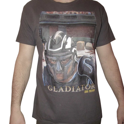 T-shirt Gladiateur gris avec le même imprimé, porté par une personne, le haut du corps et les bras de la personne sont visibles