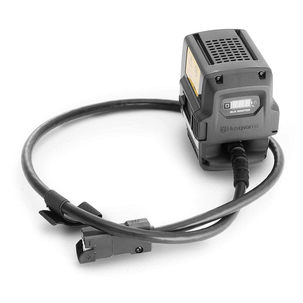 Adaptateur de batterie de Husqvarna, appareil noir avec bouches d’aération, écran et câble connecté avec prise