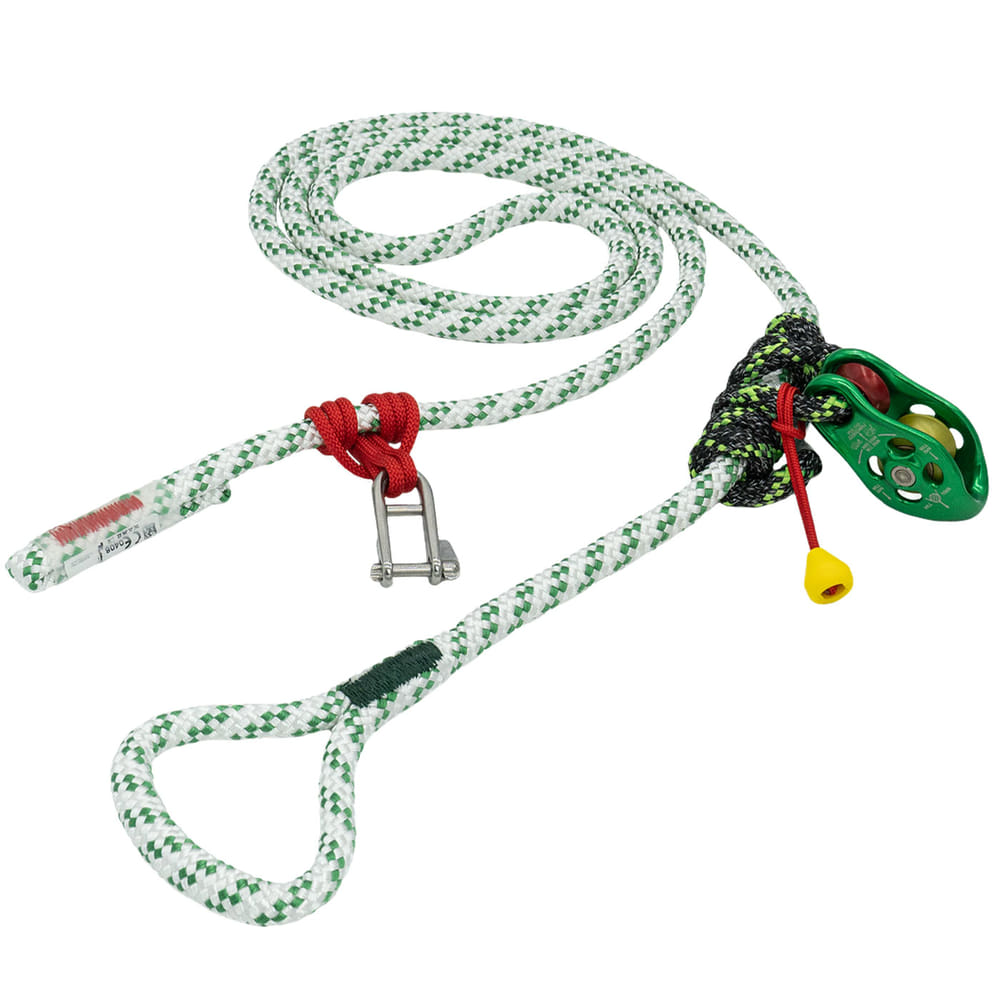 pulleySAVER avec corde blanc-vert, noeud rouge et support métallique, élément de poulie vert enveloppé d’une corde noire et verte et corde de sécurité rouge avec extrémité jaune