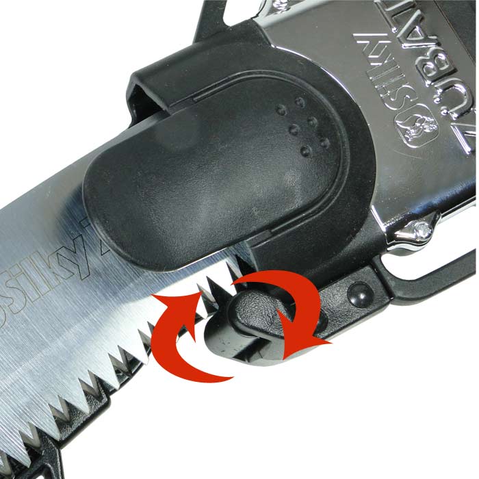 Gros plan de la pièce en plastique noir et du lettrage métallique de la scie à main Silky Zübat 330-7.5 avec une flèche rouge indiquant un mouvement de rotation