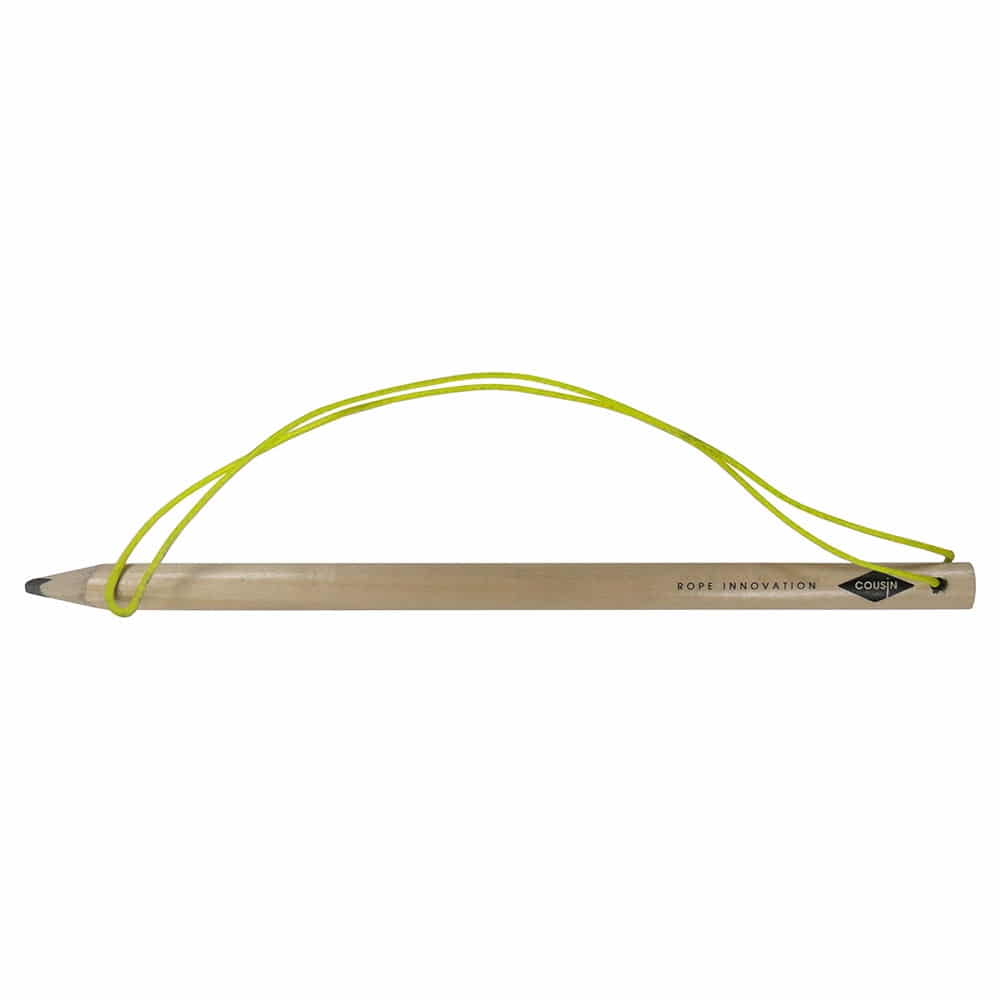 Stylo d’alimentation en corde avec élastique jaune et inscription « ROPE INNOVATION COUSIN » sur un stylo en bois clair