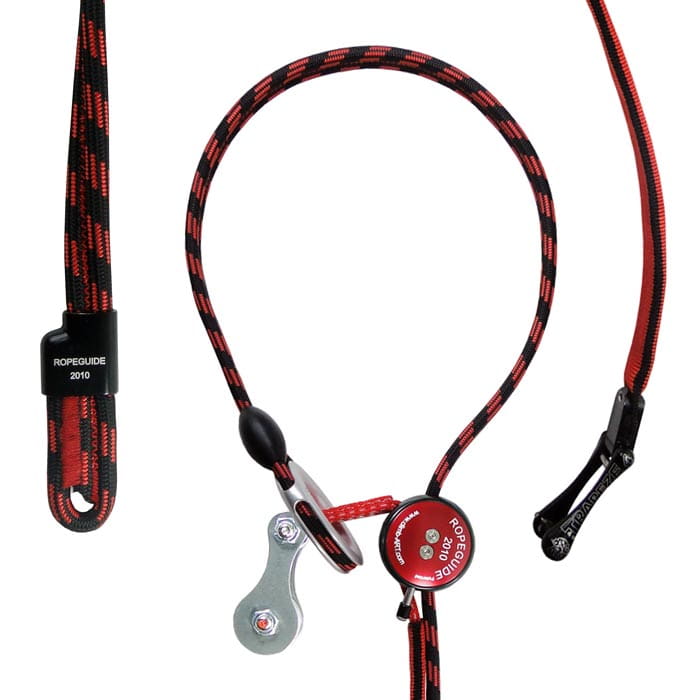 Poulie RopeGuide 2010 Link 2 avec corde rouge et noire, gros plan avec pièces métalliques et clip noir