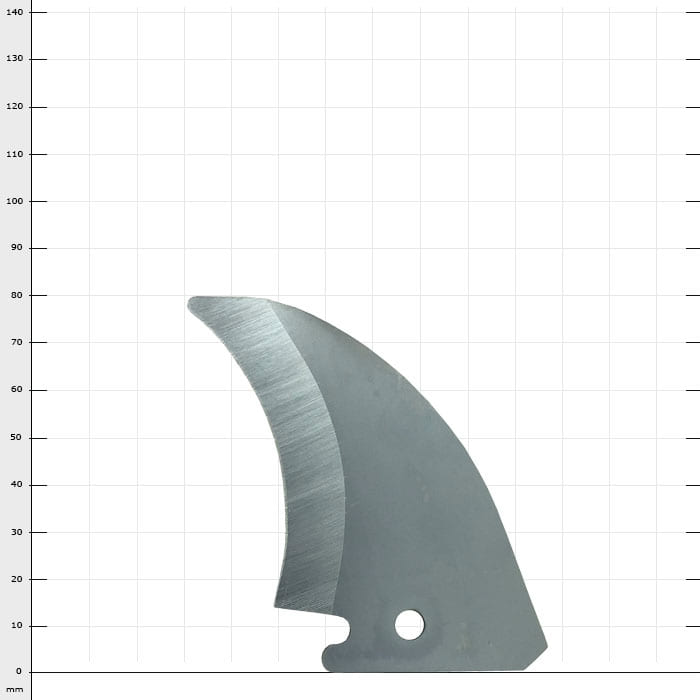 Faucille Hayate, un couteau incurvé en argent avec une lame pointue et un trou au fond