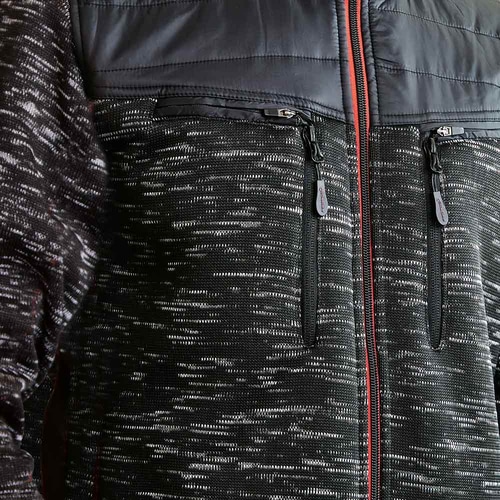 Gros plan de la veste d’hiver inuite noire avec deux poches poitrine verticales avec fermeture éclair