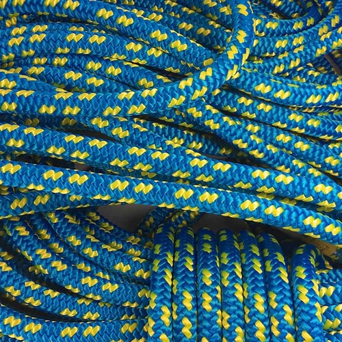Plusieurs cordes XP-e Aruba bleues et jaunes sont lâches et enroulées les unes sur les autres