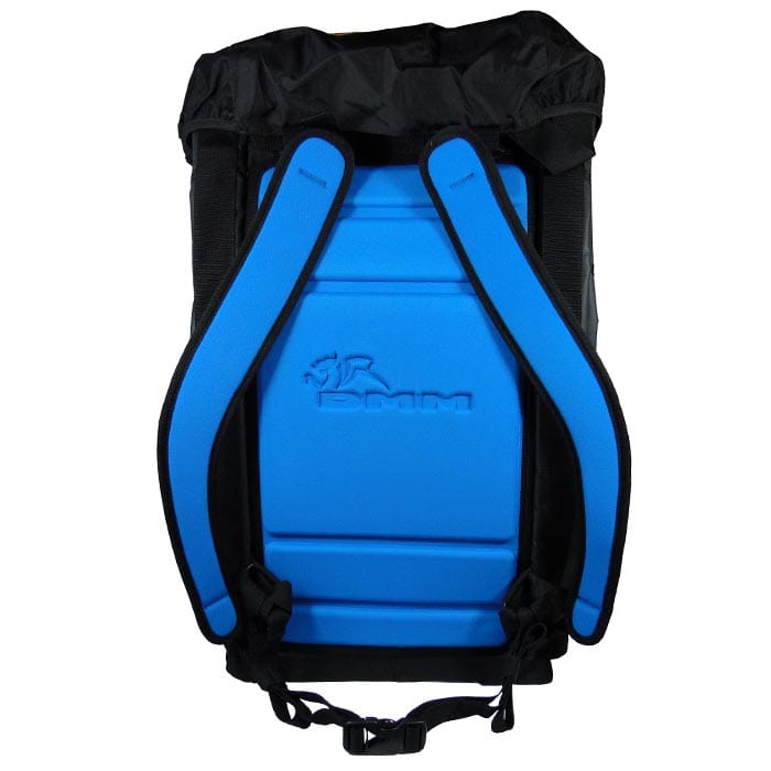 Sac à dos DMM Porter 70 avec panneau dorsal rembourré bleu et bretelles noires avec logo DMM sur le panneau arrière