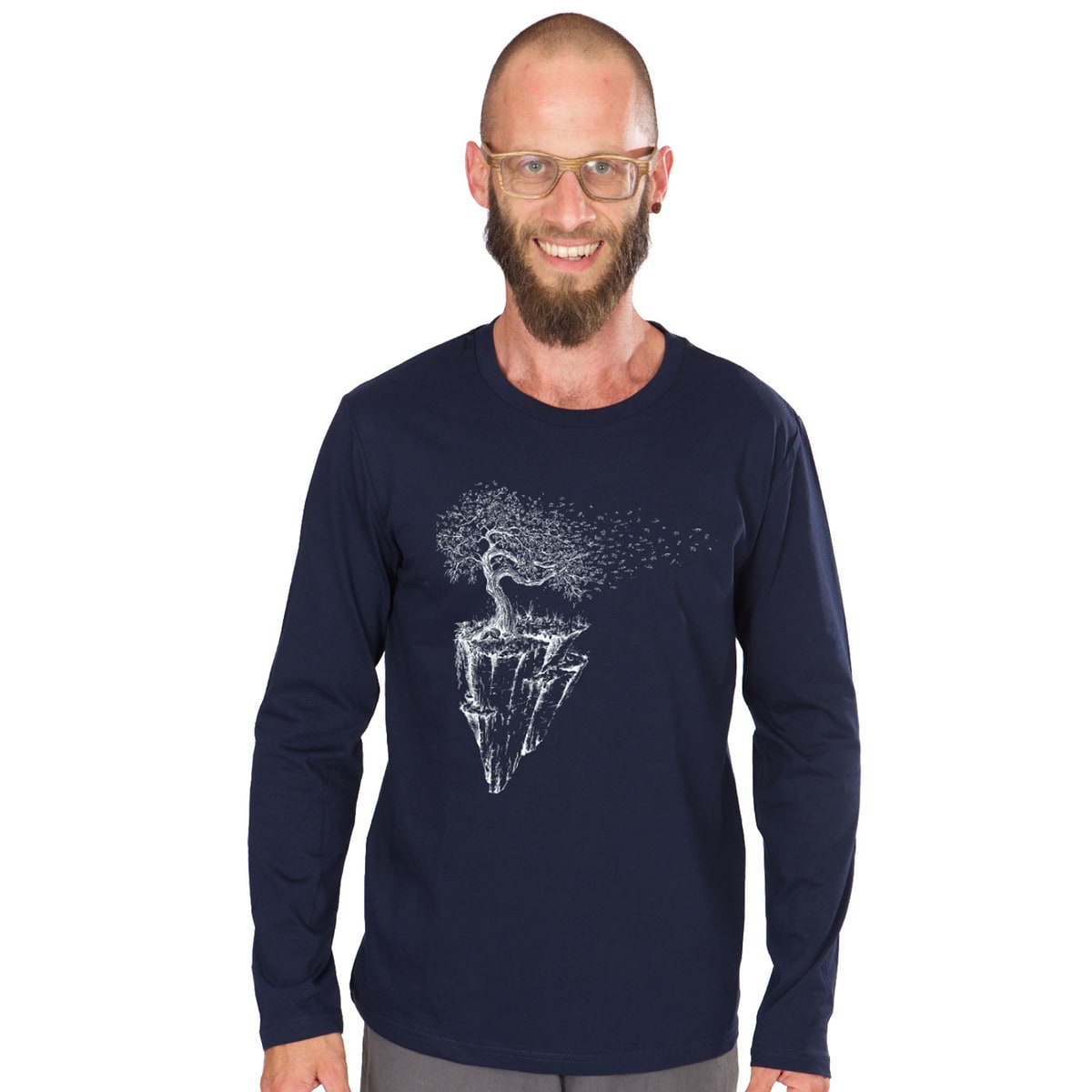 Iceland Longsleeve, chemise à manches longues bleu foncé avec motif blanc d’un arbre sur une île rocheuse flottante, portée par un homme avec des lunettes et une barbe