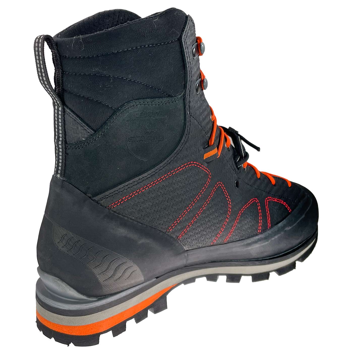 Chaussure de sécurité Evo noire avec lacets orange à l’arrière droit, nom du fabricant non visible