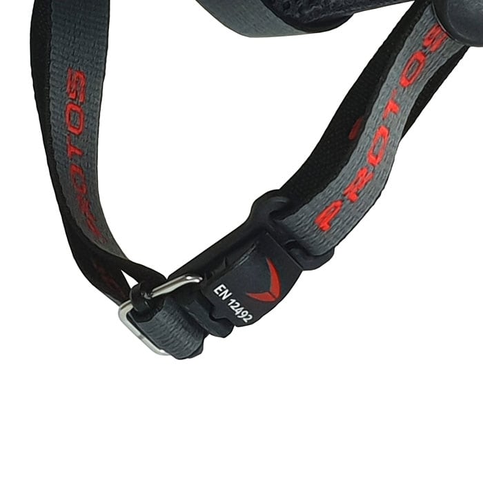 Gros plan de la mentonnière PROTOS® Maclip avec fermeture en plastique et inscription rouge PROTOS, EN 12492 sur la fermeture