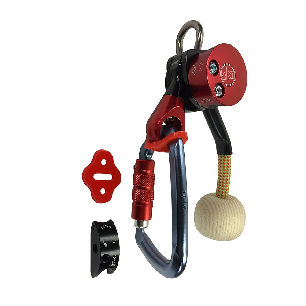 Aire de jeux LockJack 2 avec boîtier en métal rouge, mousqueton gris, serrure rouge et poignée en bois sur corde jaune-rouge, ainsi que des pièces individuelles rouges et noires