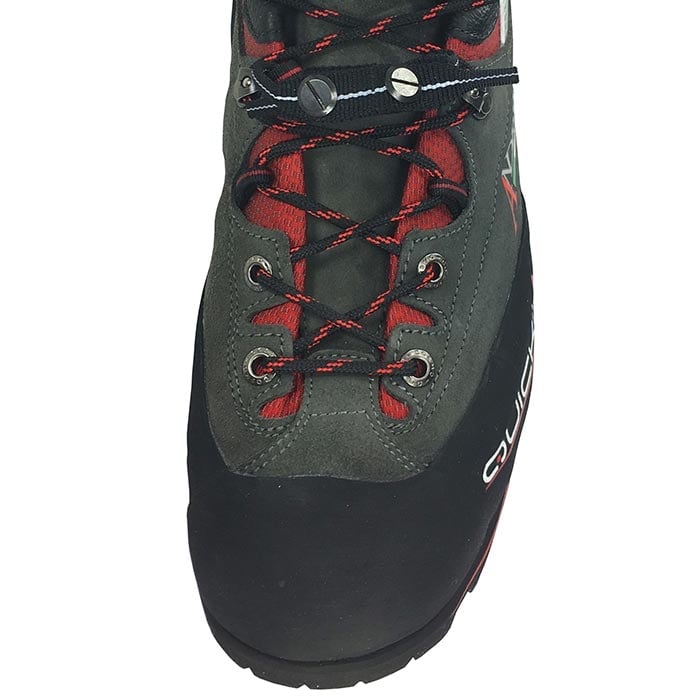 Vue de dessus de la chaussure de randonnée Andrew Quickstep avec tige grise, lacets rouges et noirs et inscription « Quick »