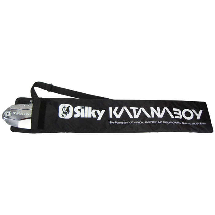 Sac de transport noir avec inscription blanche « Silky Katanaboy » et partie visible de la scie pliée