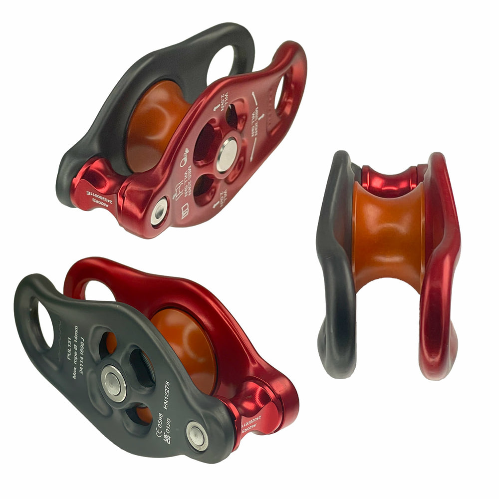 Trois poulies en rouge et noir avec rouleau jaune de différentes perspectives, l’une montre un lettrage technique