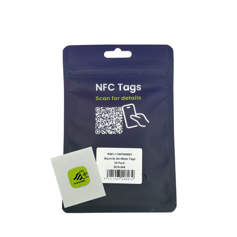 Au dos de l’emballage bleu avec l’inscription « NFC Tags Scan for details », un code QR, un code-barres et un seul autocollant vert sur métal NFC Tag de Scannable