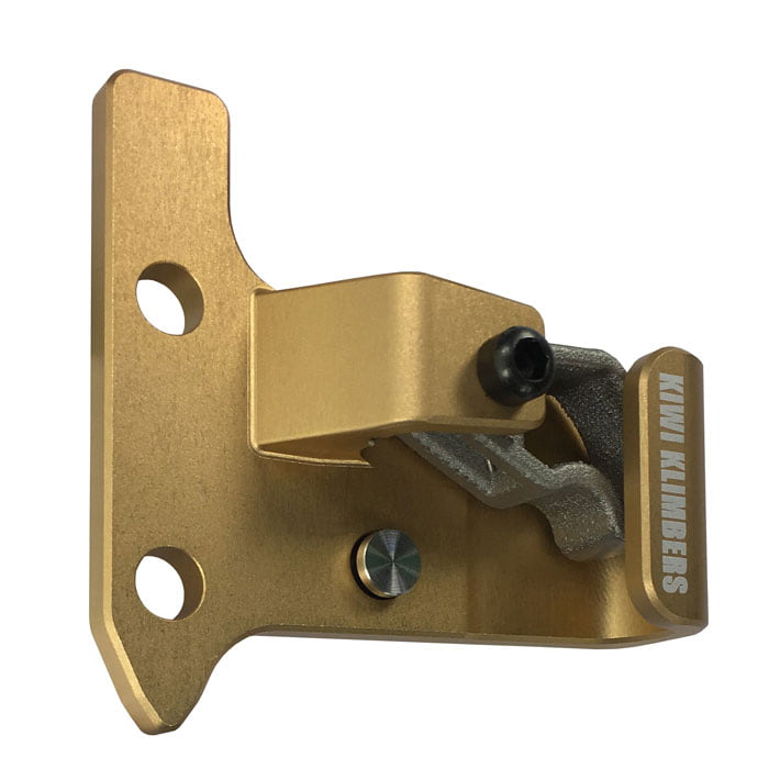 SpikeSender 2 R, pièce métallique de couleur or avec deux trous de perçage et vis noire, sur le devant est écrit « KIWI KLIMBERS »