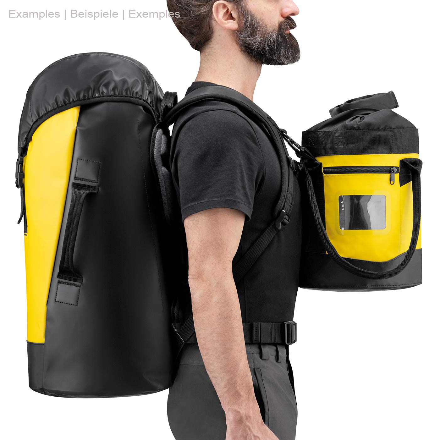 Homme portant un sac à dos Petzl Transport 45 jaune et noir et tenant une petite pochette zippée jaune et noire