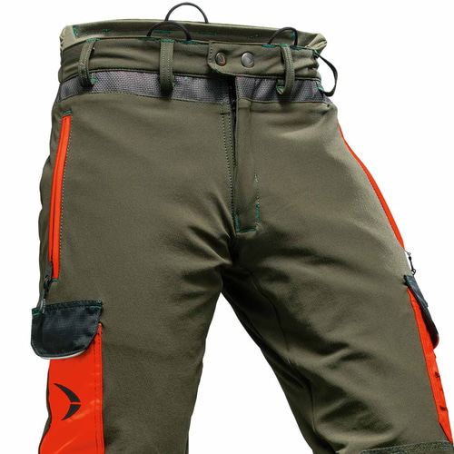 Gros plan du pantalon de travail Arborist Slim Fit en vert olive avec détails sur la ceinture, la fermeture éclair et les boutons