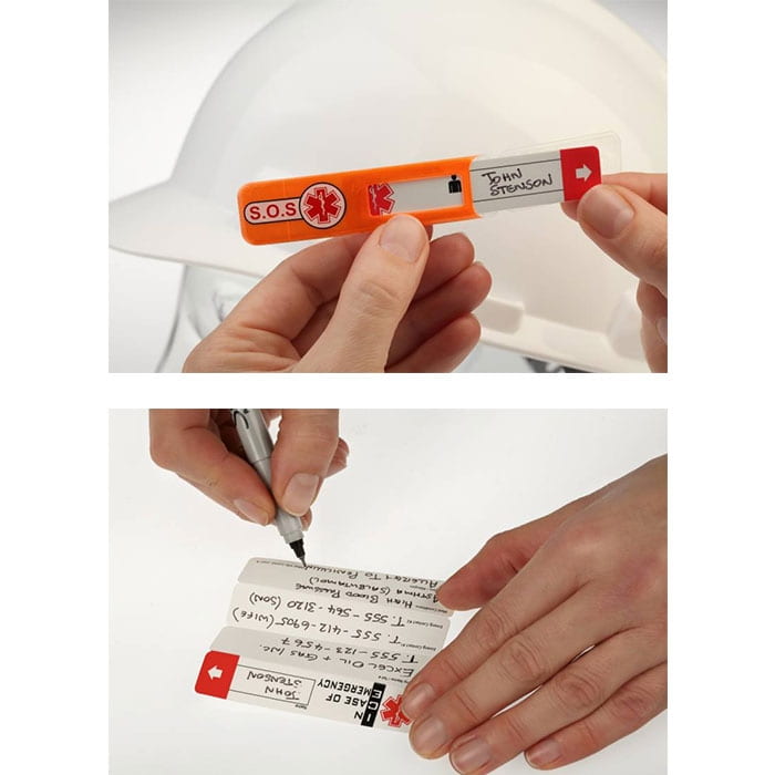 Vital ID Emergency ID orange avec flèche rouge et texte « S.O.S » et « EN CAS D’URGENCE », tenus par deux mains, une main écrit « John Stenson »