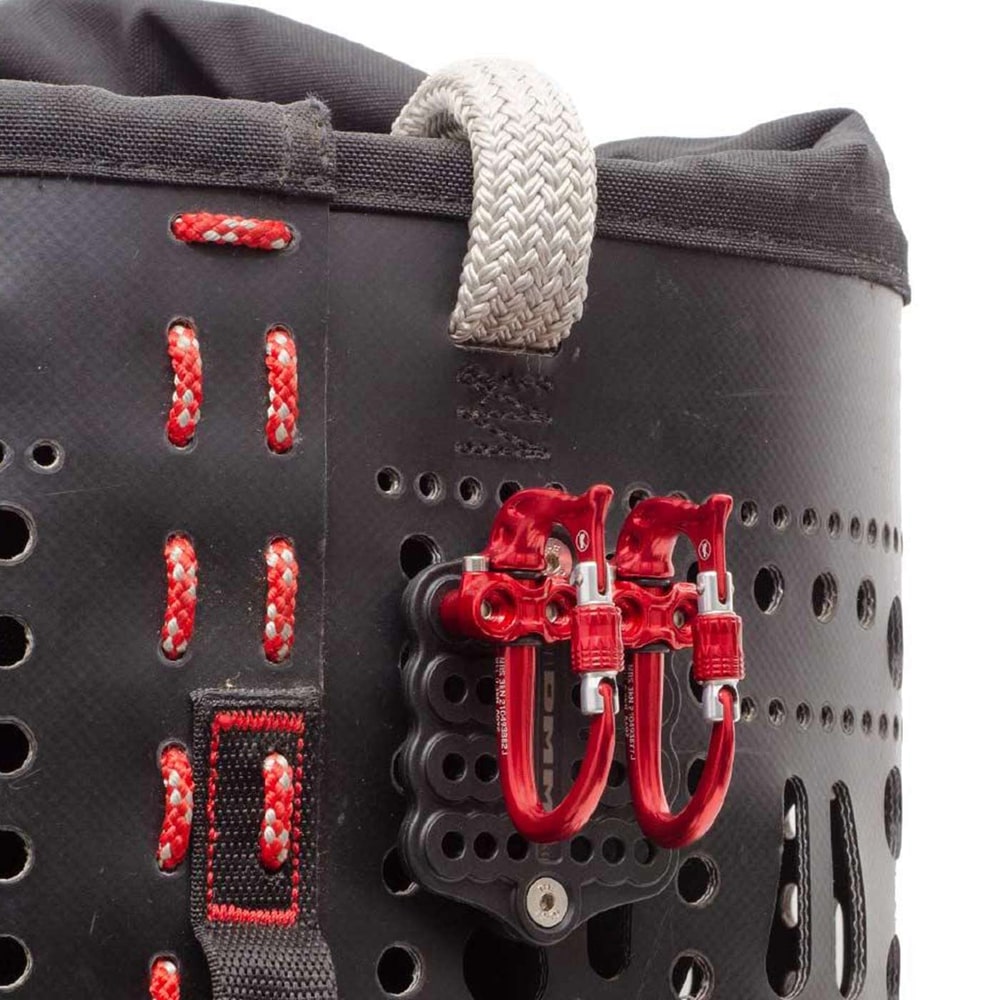 Micro Vault de DMM, deux mousquetons rouges avec capuchon à vis fixés à un support noir avec coutures rouges