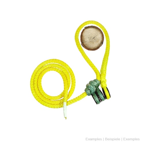 corde jaune avec des nœuds verts et un morceau de bois sur fond blanc