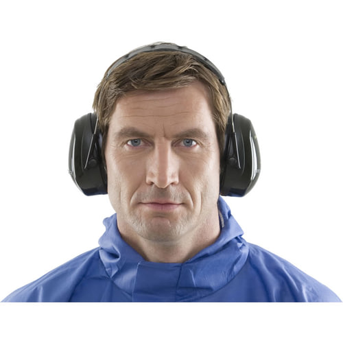 Homme en vêtements de travail bleus portant la protection auditive Optime II avec armatures de Peltor