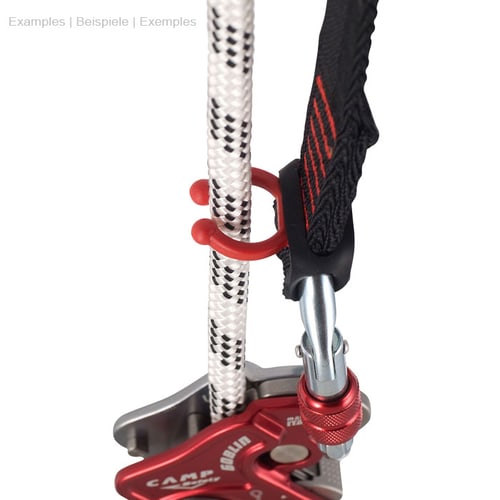 Goblin Lanyard 26, photo détaillée d’un crochet en plastique rouge attaché à une corde blanche avec des taches noires et rouges