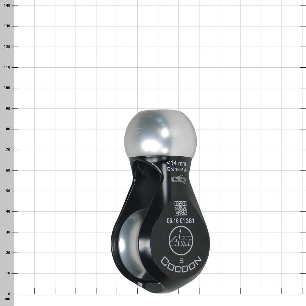 Cocoon 5, élément en rouleau de corde noir et argent avec impressions et code QR, vue légèrement inclinée de face