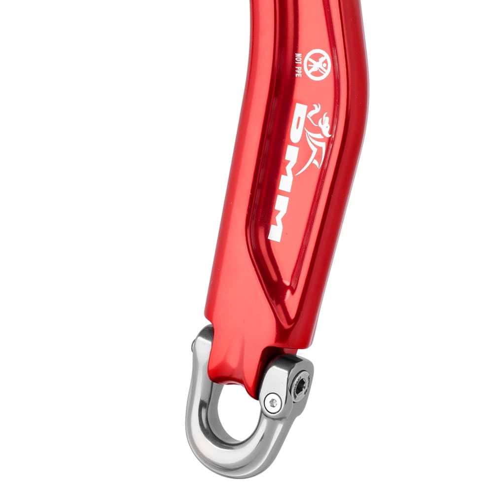 Gros plan de la partie inférieure du capitaine de DMM, métal rouge avec logo blanc et crochet argenté