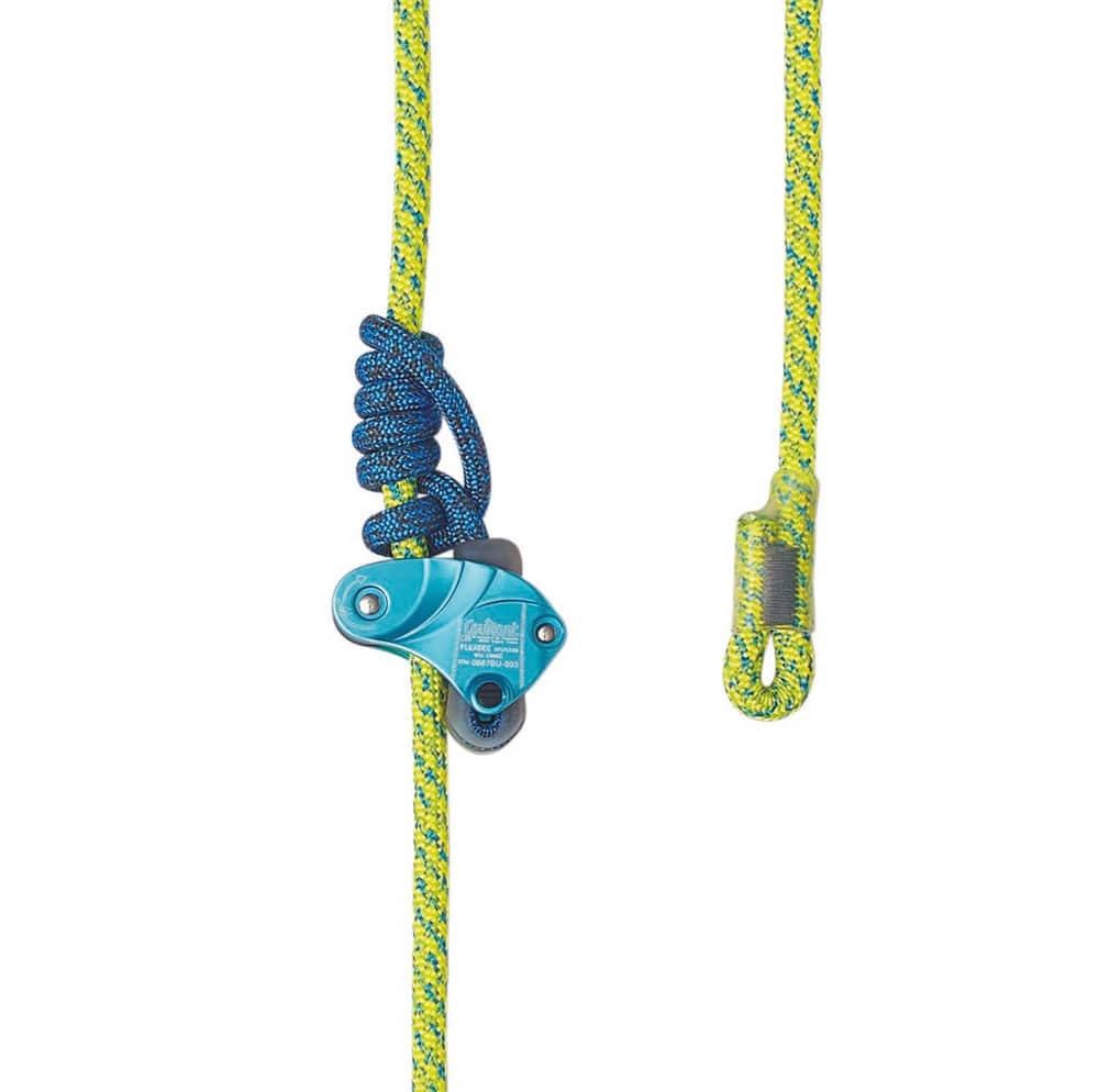 Flexbee gros plan d’un appareil d’assurage bleu avec corde d’escalade bleue et jaune