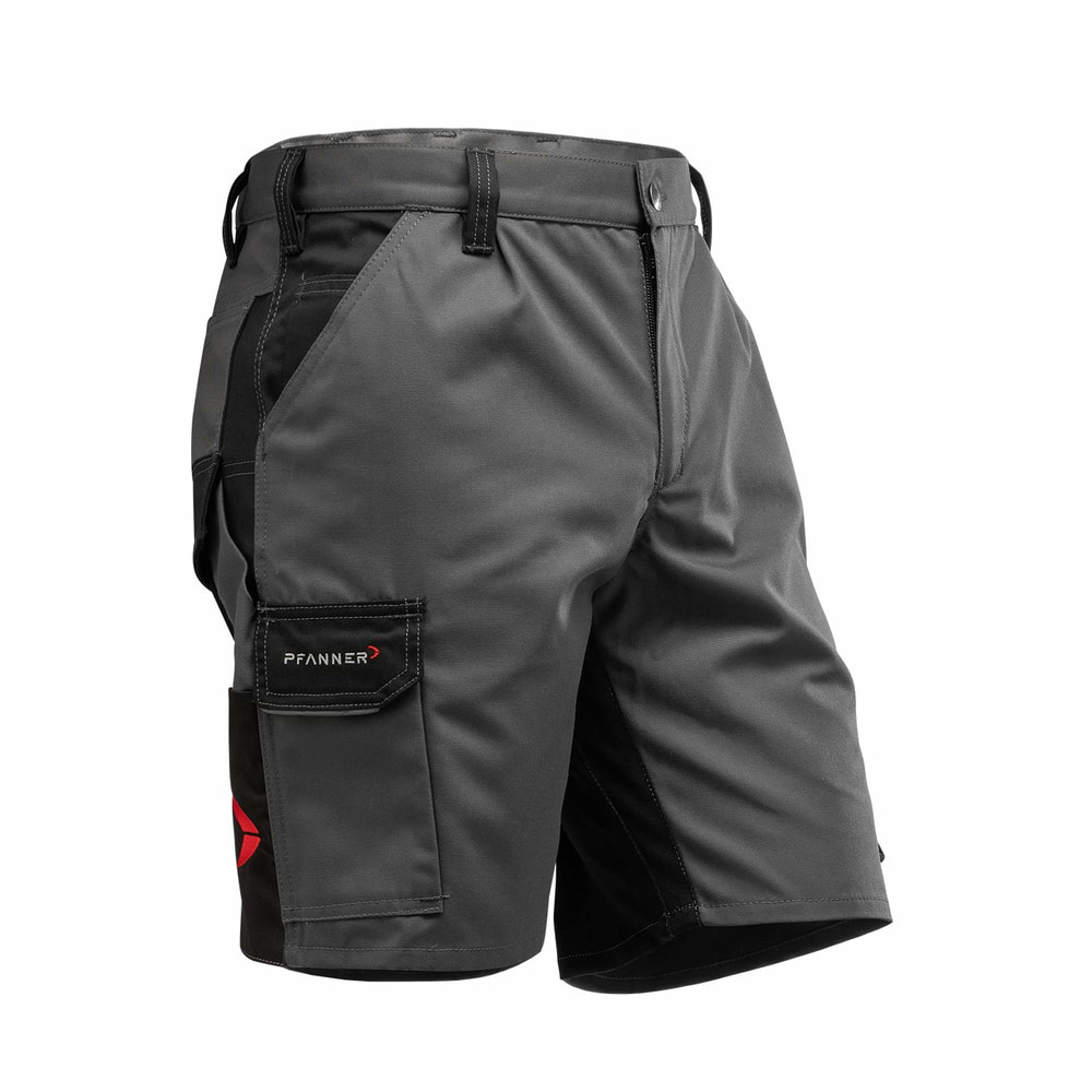Short en toile StretchZone de Pfanner en gris avec empiècement noir sur le côté, passants de ceinture visibles et poche latérale avec rabat et logo Pfanner.