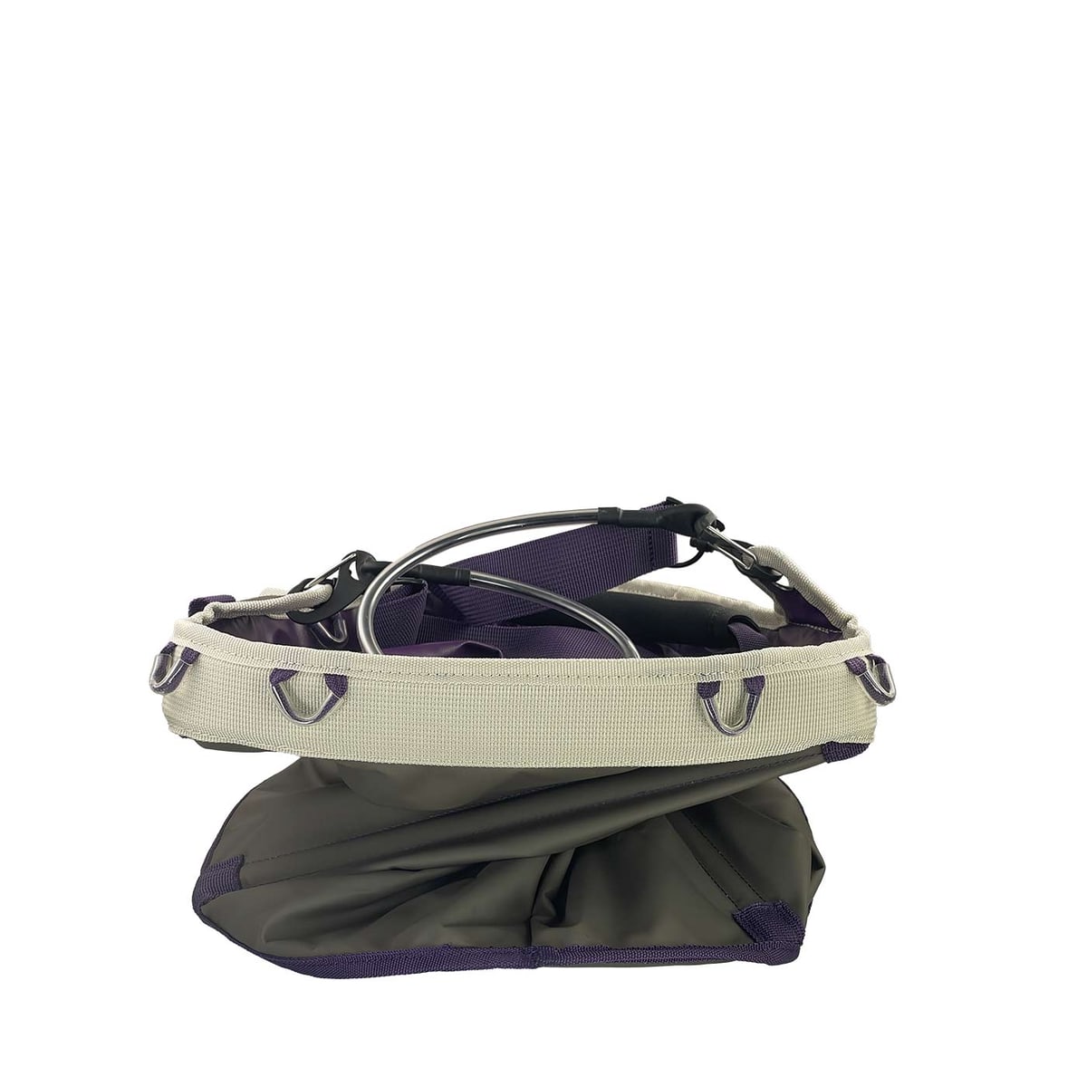 Genius Tool Bucket 2, sac gris avec bretelles violettes et bordure blanche, compressé par le haut avec des anneaux métalliques visibles sur le bord