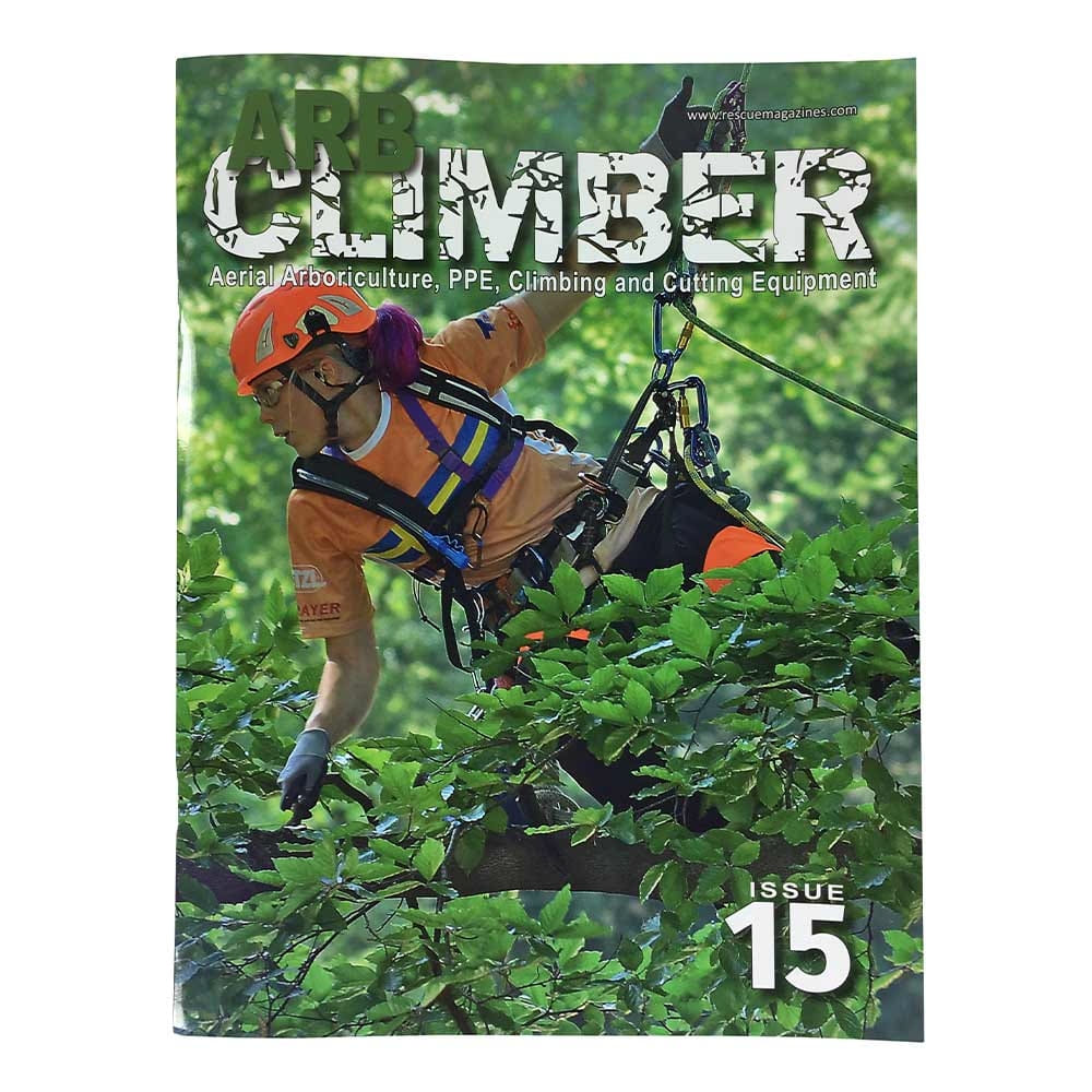 Couverture du magazine Arb Climber n° 15 mettant en vedette un grimpeur d’arbres portant un casque orange et un sommet orange entouré de feuilles vertes