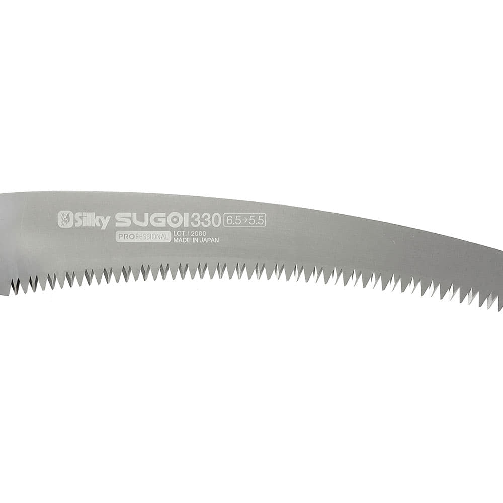 Gros plan de la lame de scie incurvée Sugoi 330-6.5-5.5 de Silky avec dents visibles et lettrage du fabricant et numéro de modèle imprimés sur la lame métallique