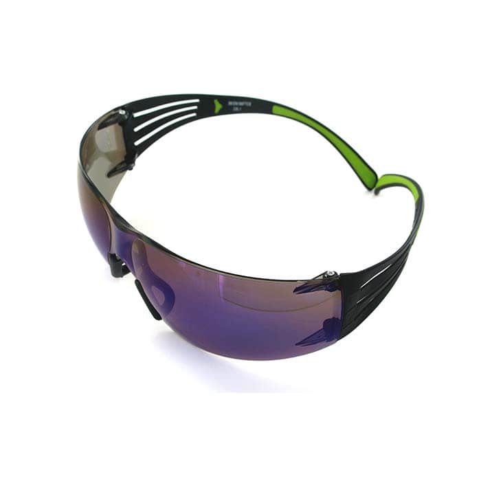 Lunettes de sécurité SecureFit 400 avec monture noire et verres teintés violets, accents verts sur les branches
