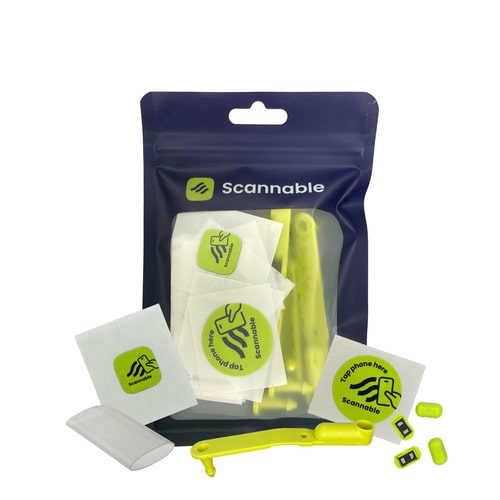 Climber Pack NFC Tag dans un emballage bleu avec des pièces en plastique jaunes et des autocollants verts avec le logo Scannable