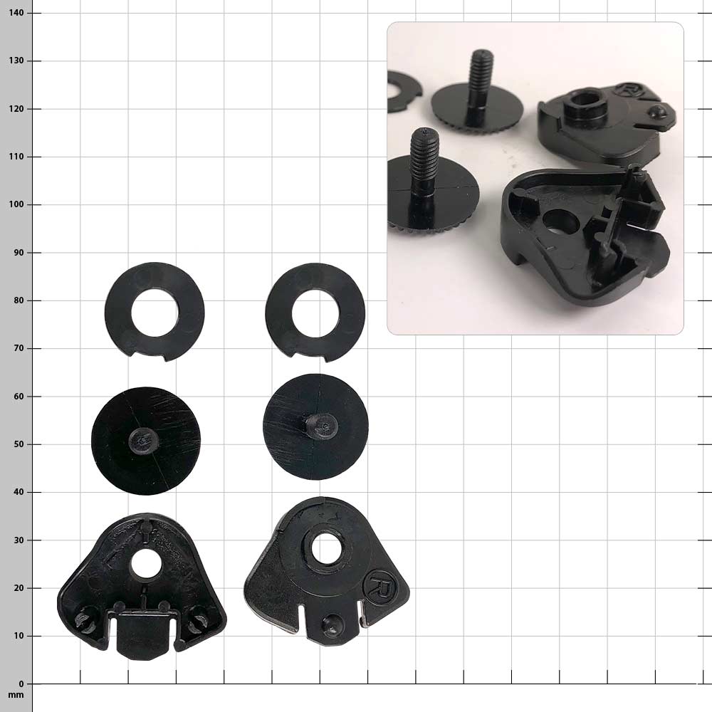 Kit de montage de visière Kask avec plusieurs pièces en plastique noir, dont deux disques ronds avec goupilles et deux supports triangulaires, disposés sur un fond à carreaux