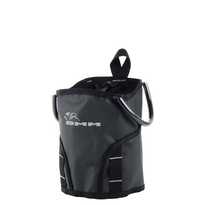 DMM Tool Bag 4, sac à outils noir avec logo DMM argenté et deux boucles noires sur les côtés, deux œillets métalliques sur les côtés et une boucle noire sur le dessus