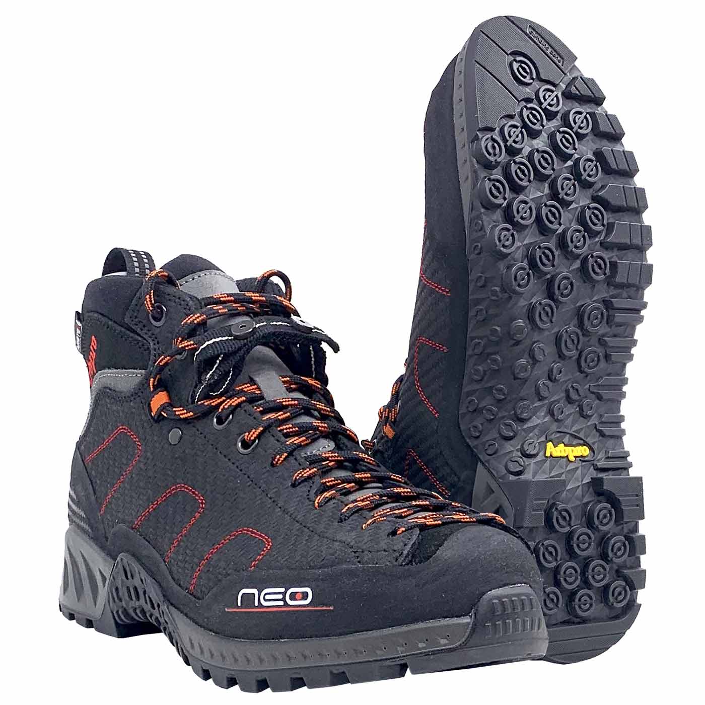 Chaussures néo noires avec lacets orange et noirs, coutures rouges et semelle crantée avec logo Arbpro jaune, vue de face et de dos