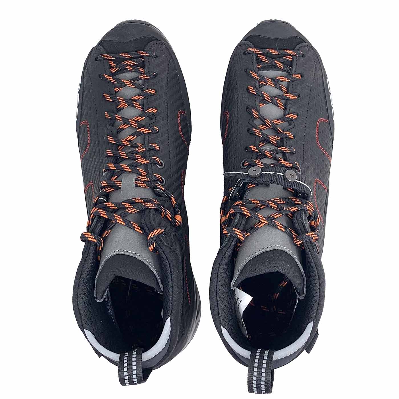 Chaussures néo noires avec lacets orange et noir et talons gris vus d’en haut