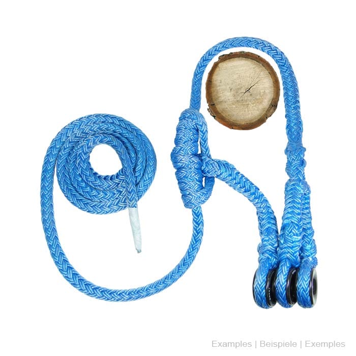 Gréement Ring M, trois anneaux noirs sur une corde bleue attachée à un morceau de bois