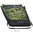 Le sac Edelrid Liner noir aux accents jaune-vert s’ouvre, à l’intérieur se trouve une corde d’escalade jaune-vert, le sac a deux poignées et une sangle de transport