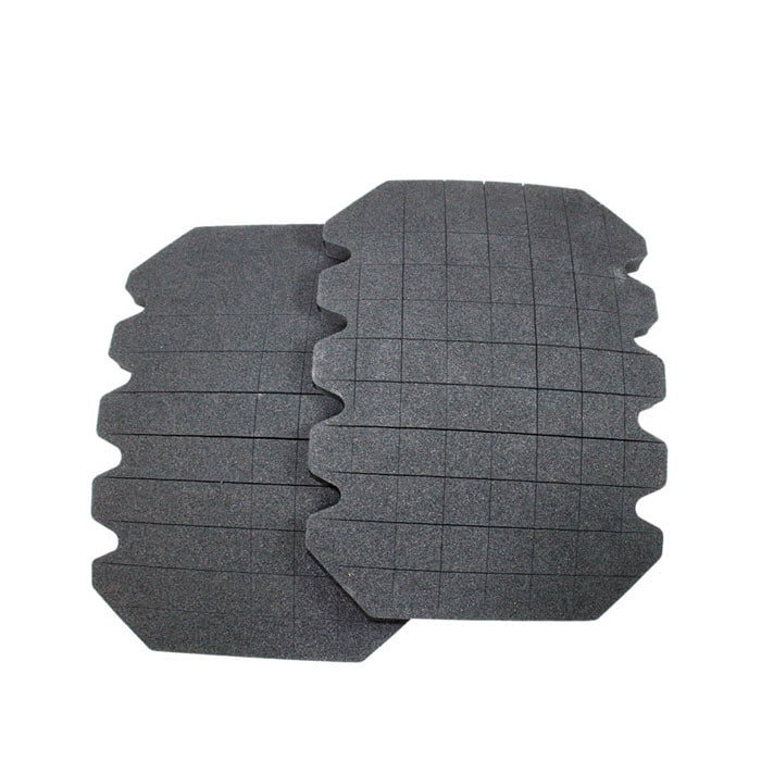 Genouillères PFANNER®, deux coussinets rectangulaires en mousse gris foncé avec des côtés dentelés et des motifs de lignes fines sur la surface