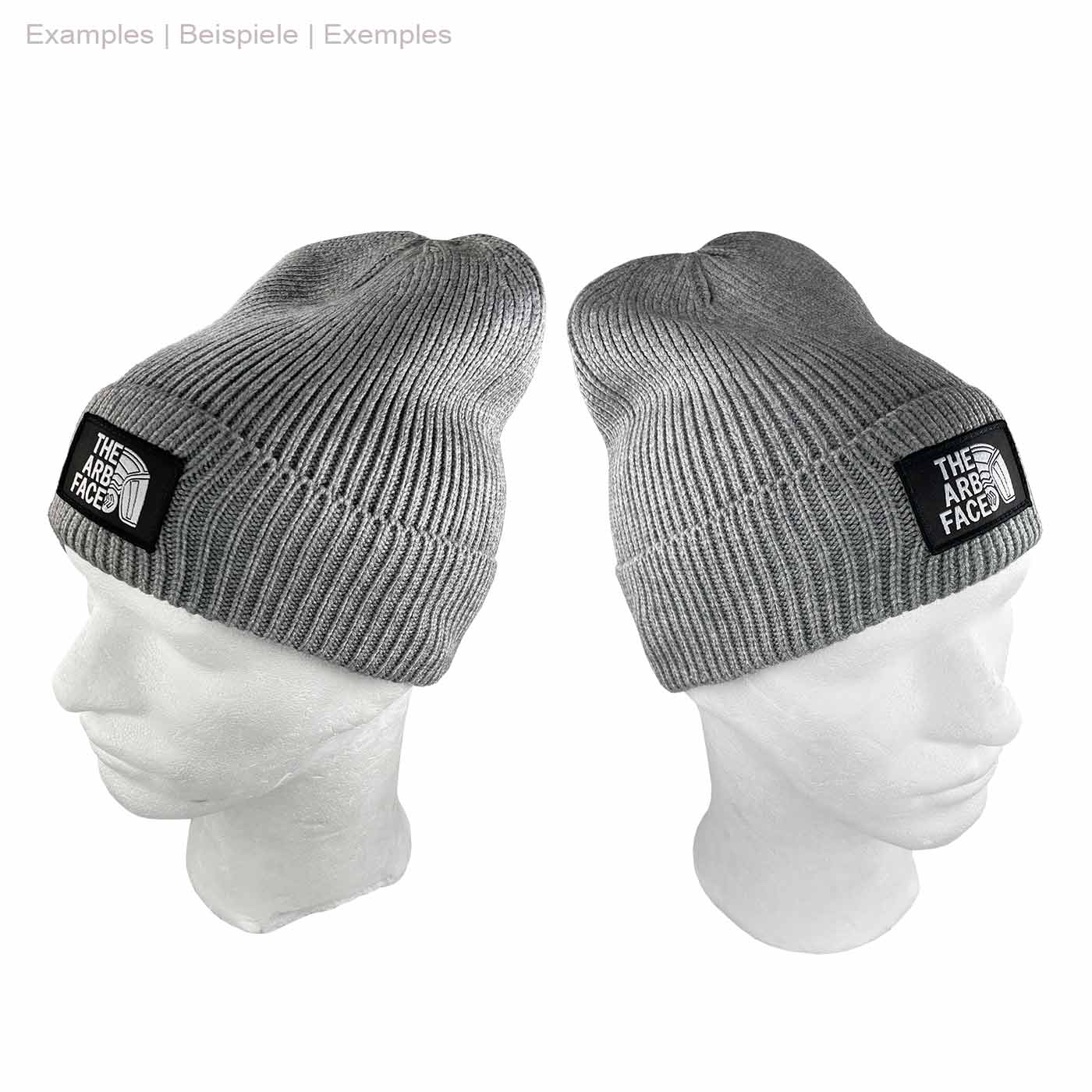 Bonnet Arbface gris avec écusson logo noir sur le devant, montré sur la tête de fenêtre blanche sous deux perspectives différentes