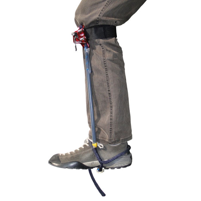 Systèmes 3A L, corde rouge et bleue, attachée à une jambe avec un pantalon gris et une chaussure